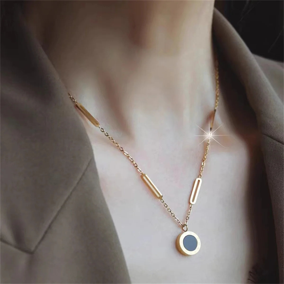 Classic Stainless Steel Roman Digital Wafer Pendant Necklace for Women Charm Geometry Round Shell Choker Chains Jewelry Gifts Qme 2
