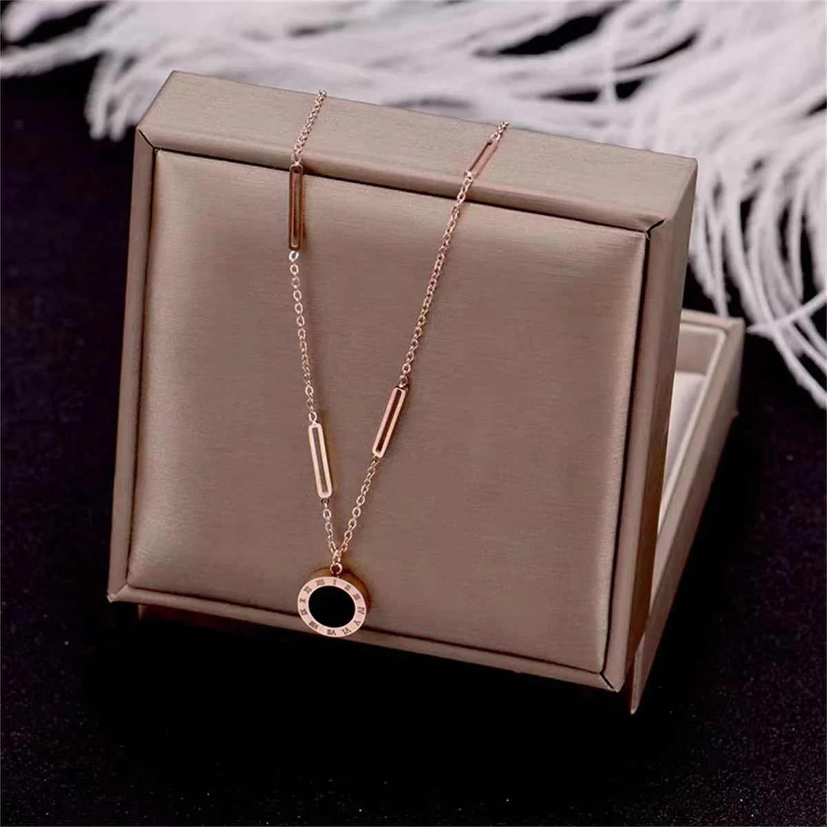 Classic Stainless Steel Roman Digital Wafer Pendant Necklace for Women Charm Geometry Round Shell Choker Chains Jewelry Gifts Qme 1