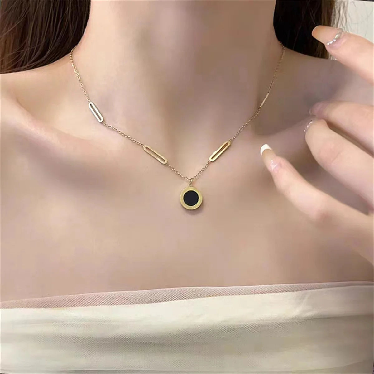 Classic Stainless Steel Roman Digital Wafer Pendant Necklace for Women Charm Geometry Round Shell Choker Chains Jewelry Gifts Qme