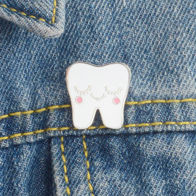 White Cartoon Smile Teeth Custom Enamel Brooche Cute Funny Medical Jewelry Accessories Kids Gifts Knapsack T-shirt Pin Wholesale Qme
