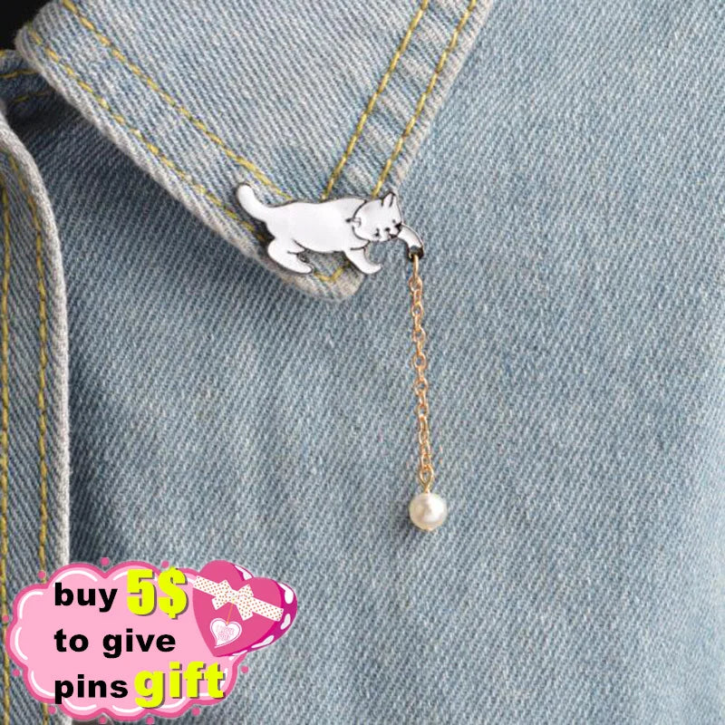 Cute Cartoon Cat Kitten Pearl Metal Brooch Pins with Chain DIY Button Pin Denim Jacket Pin Badge Jewelry Gift for Kids Wholesale Qme