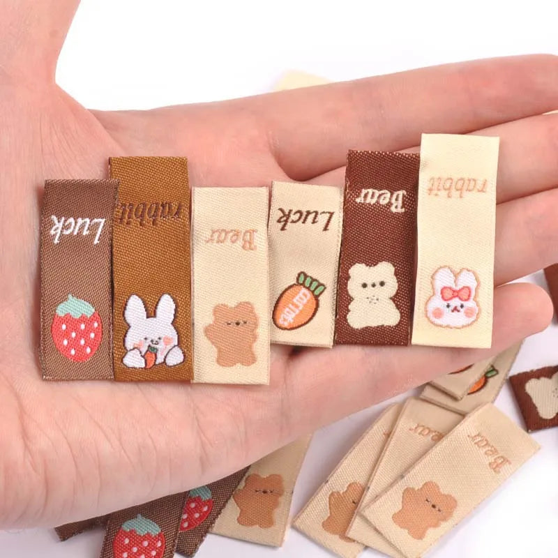 50Pcs Brown Cartoon Rabbit/Carrot Embroidery Labels For Sewing Accessories Care Bags Clothes Handmade Crafts Washable Tag c2890 Qme