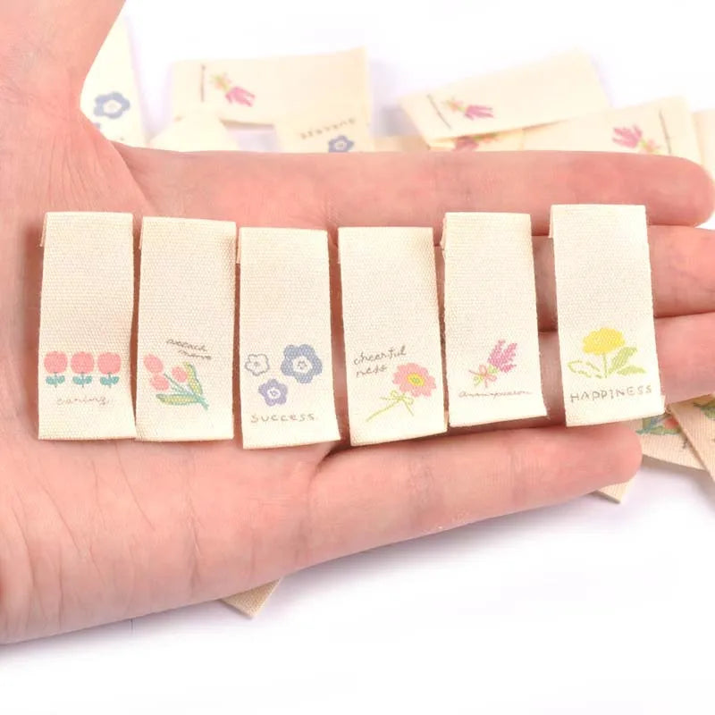 50Pcs Flower Printed Washable Brige Labels For Sewing Accessories Care Bags Clothes Tag Handmade Crafts Supplies 1.6x3.8cm c2887 Qme