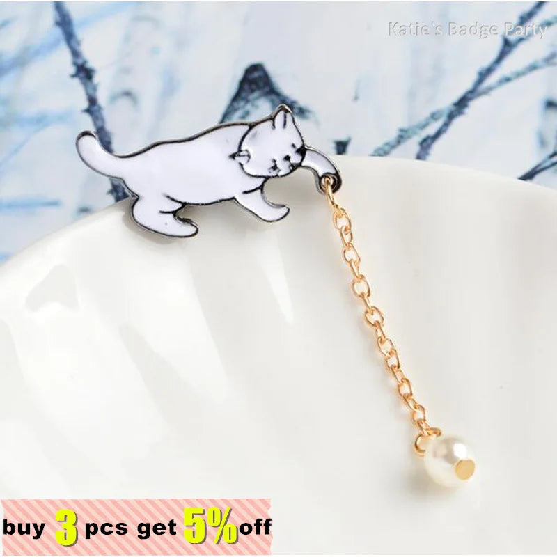 Cute Cartoon Cat Kitten Pearl Metal Brooch Pins with Chain DIY Button Pin Denim Jacket Pin Badge Jewelry Gift for Kids Wholesale Qme