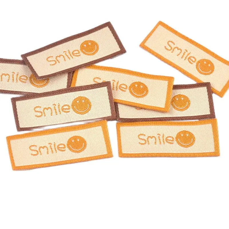 50Pcs/Lot Cartoon Embroidery Washable Care Labels For Clothing Sewing Accessories Bags Smlie Face Tags Garment DIY Crafts c3207 Qme
