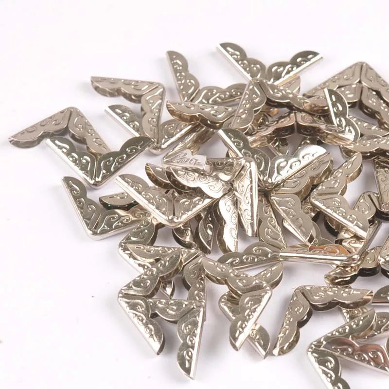 50pcs Sliver Metal Corner Protector For Books DIY Crafts Scrapbooking Photo Albums Gift Box Decor Menus Corner 17x17x2mm C0330 Qme