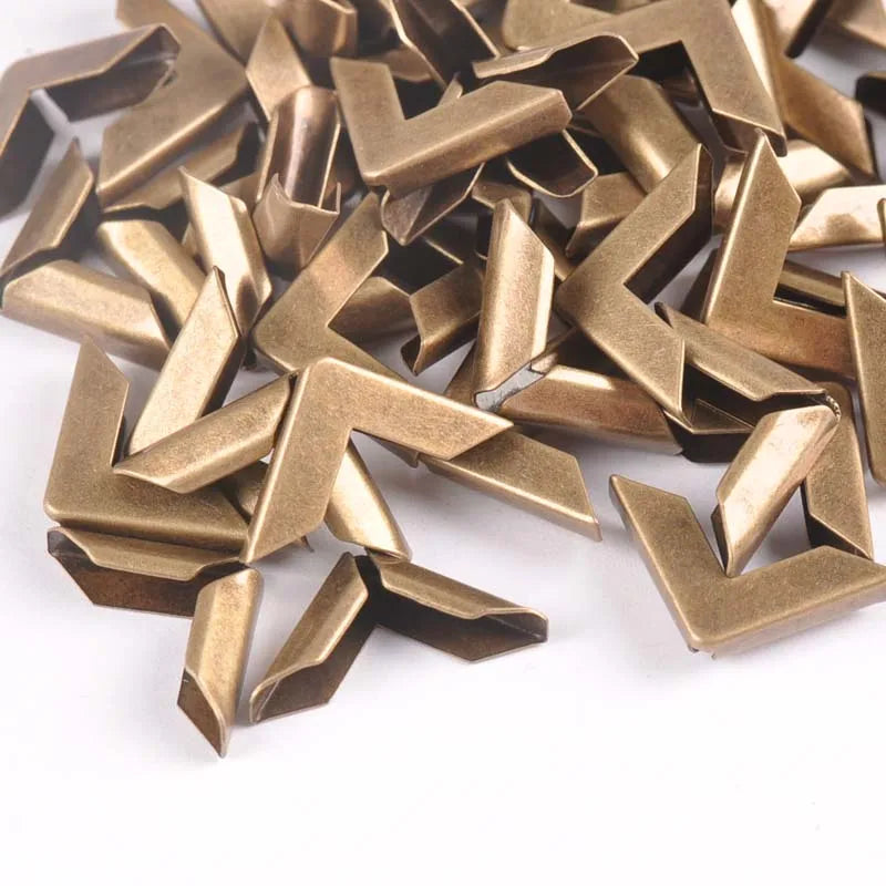 50pcs Bronze Corner Protector For DIY Scrapbook Photo Albums Folders Menus Metal Trilateral Book Corner Crafts 16x16x3mm C1111 Qme