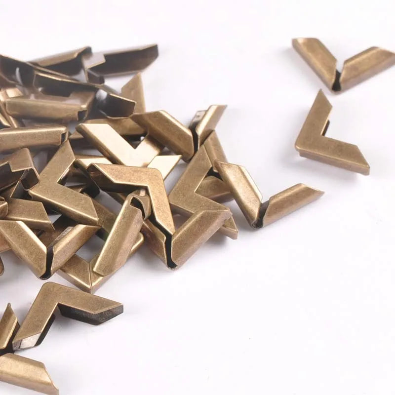 50pcs Bronze Corner Protector For DIY Scrapbook Photo Albums Folders Menus Metal Trilateral Book Corner Crafts 16x16x3mm C1111 Qme