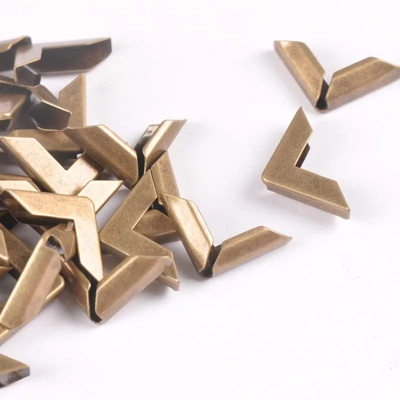 50pcs Bronze Corner Protector For DIY Scrapbook Photo Albums Folders Menus Metal Trilateral Book Corner Crafts 16x16x3mm C1111 Qme