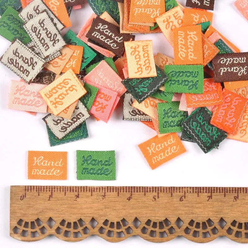 11x15mm Colorful Labels Sewing Supplies Handmade Clothing Tags Embossed Flag Label For DIY Garment Bags Accessories 100Pcs c2393 Qme