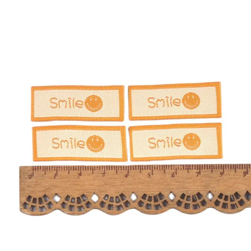 50Pcs/Lot Cartoon Embroidery Washable Care Labels For Clothing Sewing Accessories Bags Smlie Face Tags Garment DIY Crafts c3207 Qme