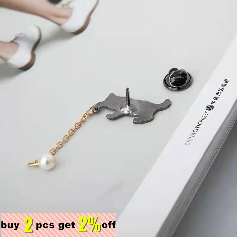 Cute Cartoon Cat Kitten Pearl Metal Brooch Pins with Chain DIY Button Pin Denim Jacket Pin Badge Jewelry Gift for Kids Wholesale Qme