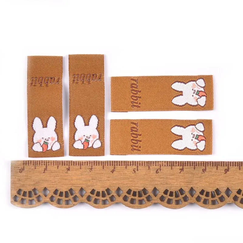50Pcs Brown Cartoon Rabbit/Carrot Embroidery Labels For Sewing Accessories Care Bags Clothes Handmade Crafts Washable Tag c2890 Qme