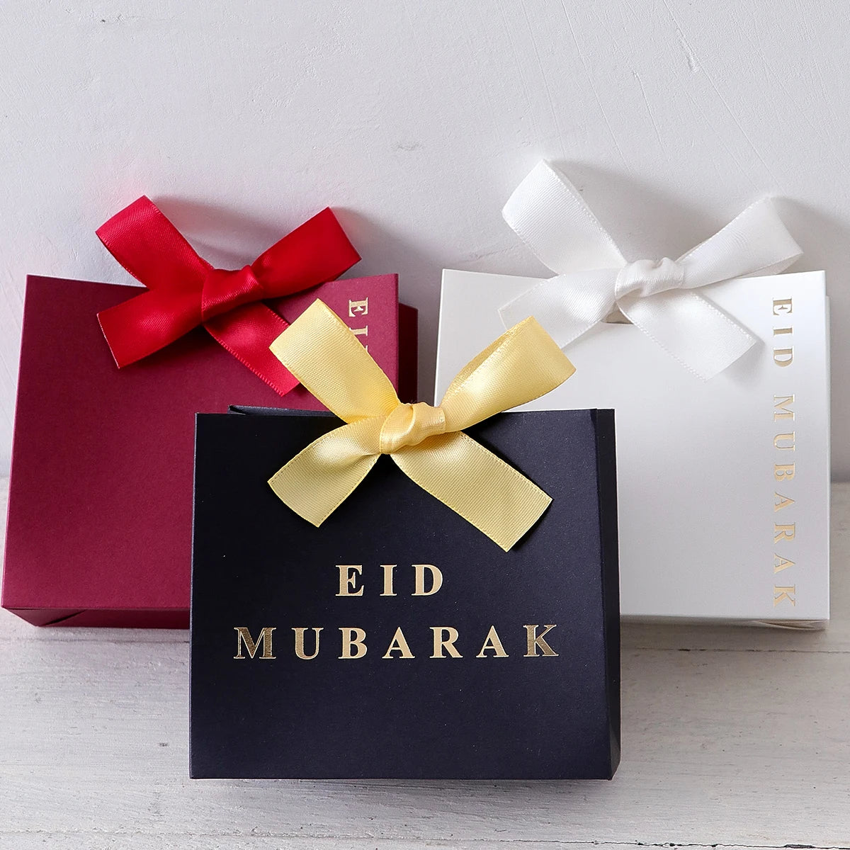 This 5-Piece Eid Gift Box Is Decorated with Ribbon Bows and Exquisite Paper Packaging, Perfect for Holiday Parties, and Can Hold Candies, Cookies, Jewelry, and More Multiple Styles Available (Black, Pink, White, Green, Red). Qme