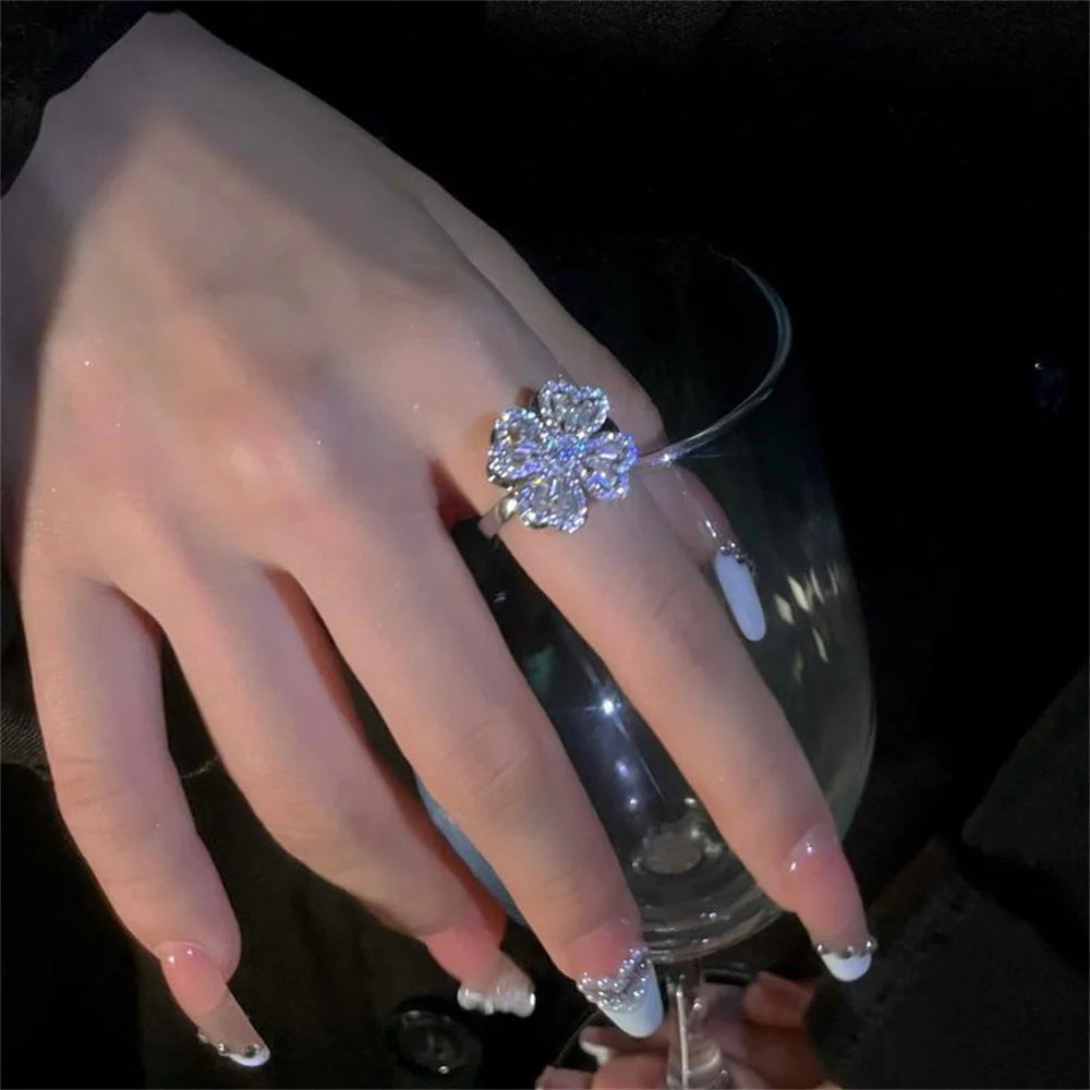 Fashionable and Personalized Rotating Four Leaf Zircon Ring for Women's Shiny Banquet Adjustable Sparkling Jewelry Gift Qme