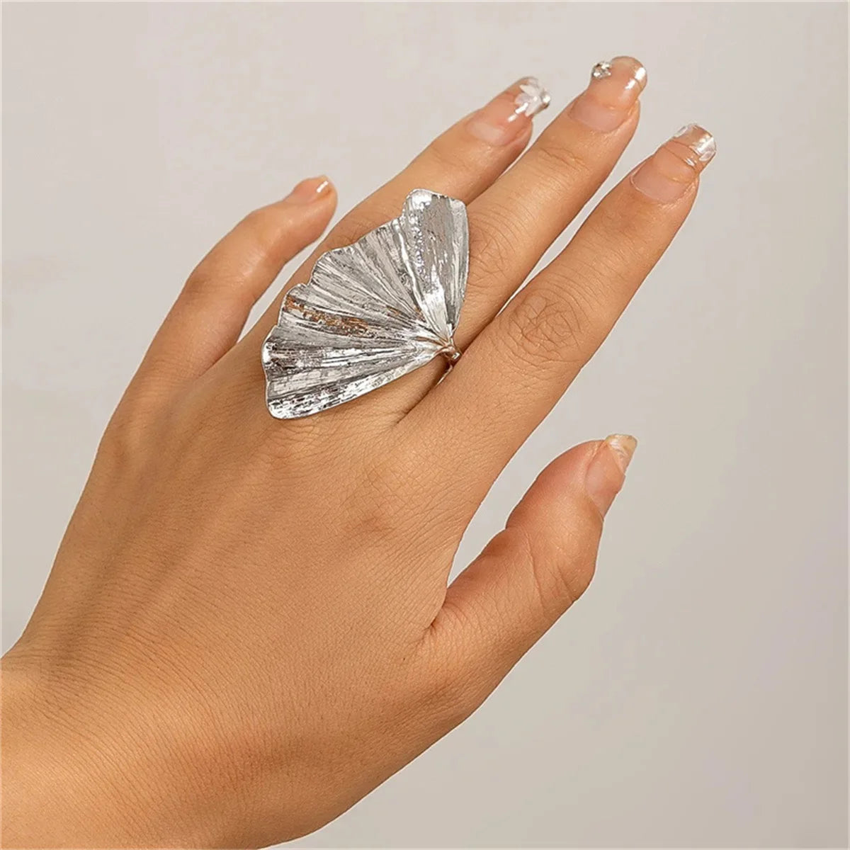 Fashion Leaf Ring for Women Men Fashiontrend Classic Metal Pleated Personality Leaf Fan-Shaped Finger Ring Punk Party Jewelry Qme 3 resizable