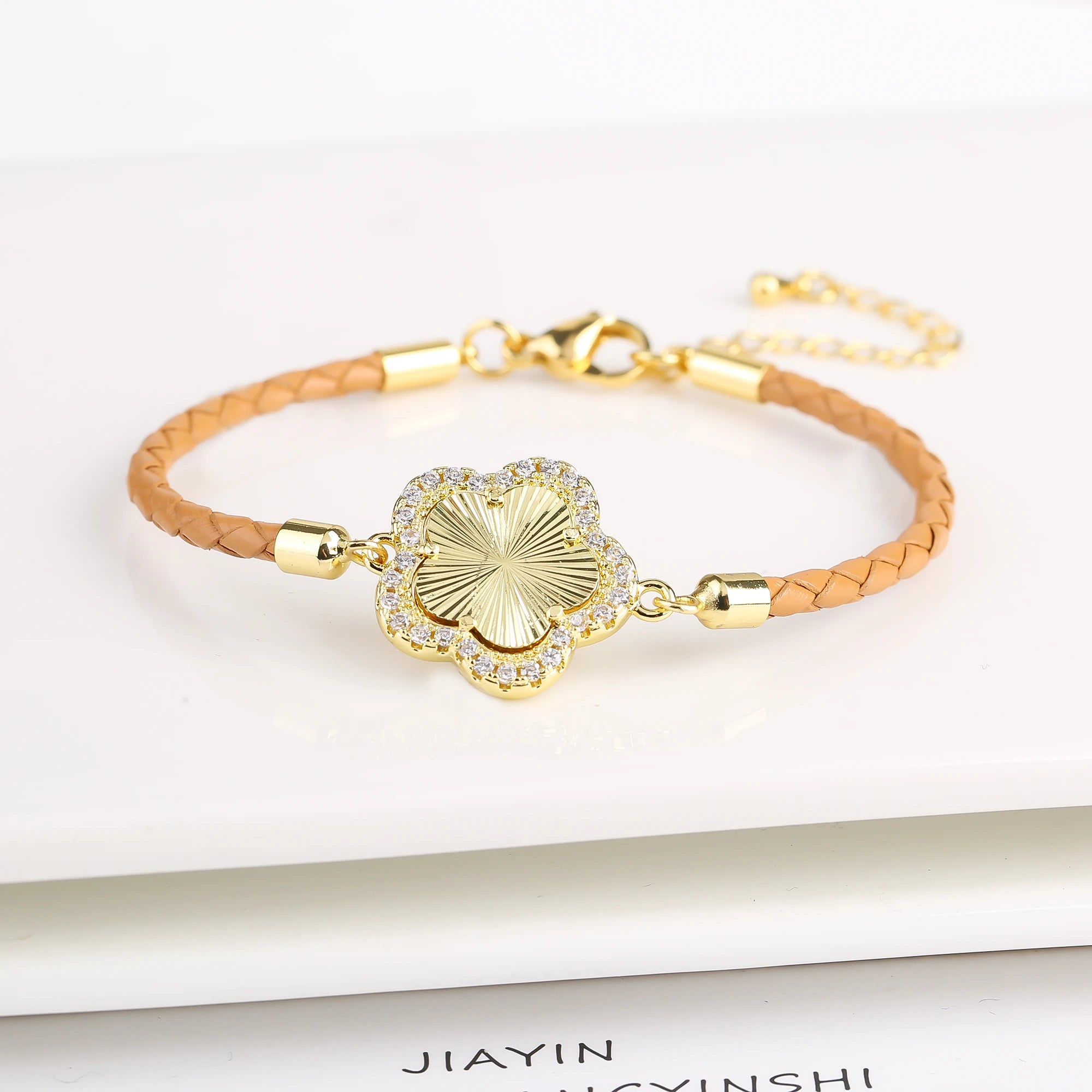 2024 Classic Shiny Zirconia Stone Five Leaf Flower Leather Braided Bracelet Fashion for Women Party Brand Jewelry Daily Wear Qme Gold