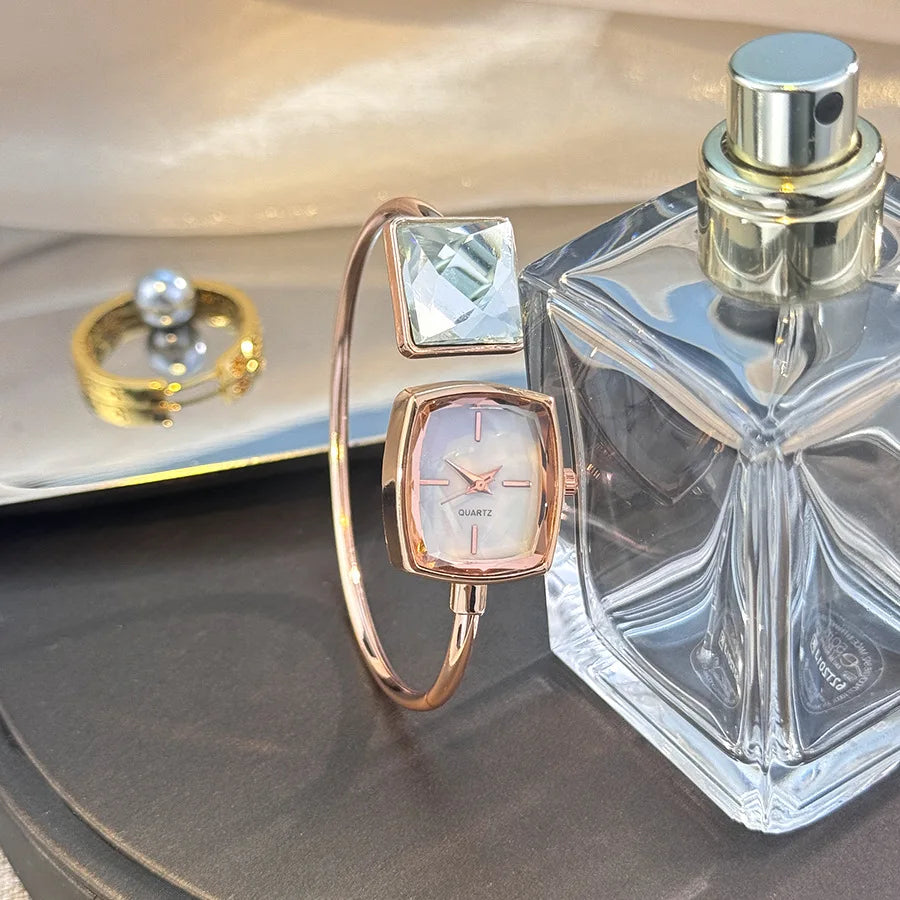 Simple and convenient to wear bracelet style wristwatch for women with high looks and fashion, square pearl watch for women Qme