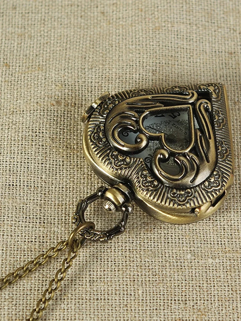 Vintage hollowed out heart-shaped pocket watch with carved heart quartz watch for couples, digital pointer pocket watch Qme