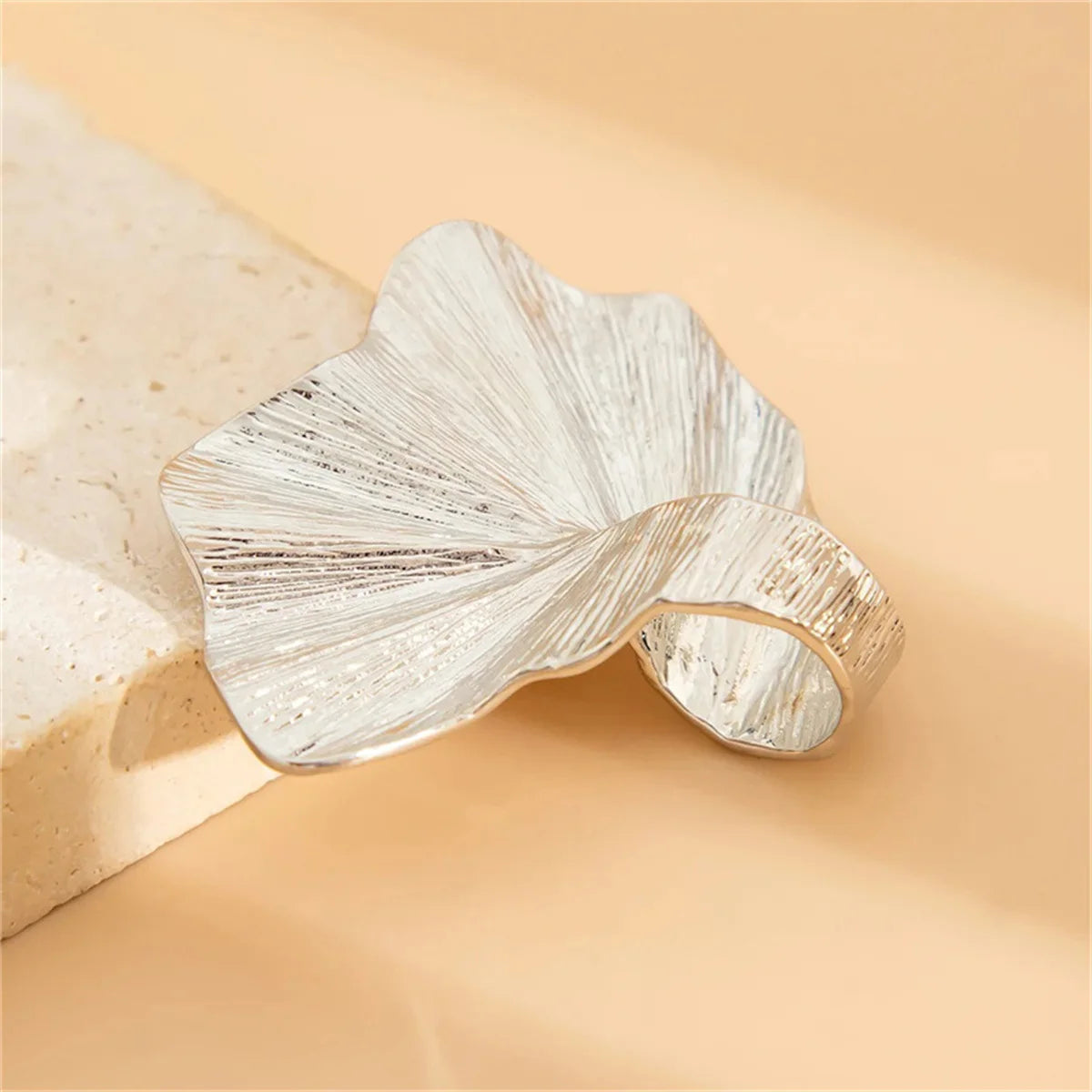 Fashion Leaf Ring for Women Men Fashiontrend Classic Metal Pleated Personality Leaf Fan-Shaped Finger Ring Punk Party Jewelry Qme 2 resizable