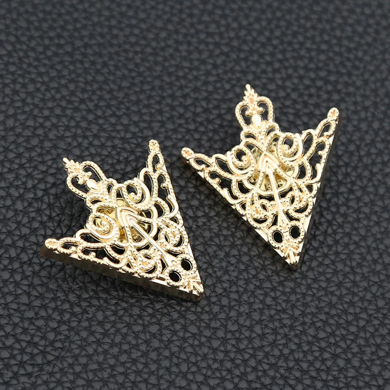 Women Vintage Triangle Shirt Collar Pin Collar Brooch Hollow Out Metal Men Brooch Clothes Decorative Cute Jewelry Accessories Qme A3