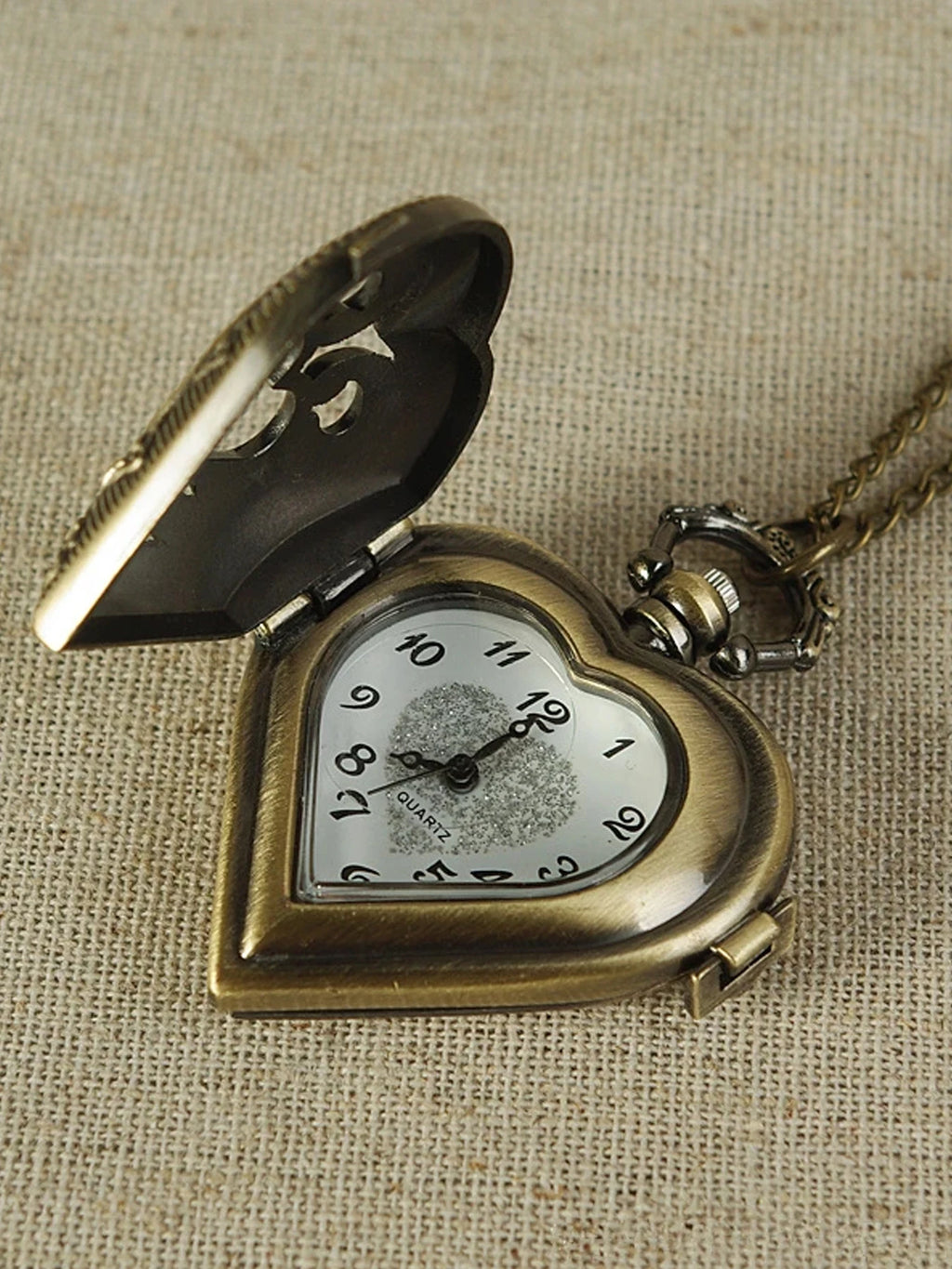 Vintage hollowed out heart-shaped pocket watch with carved heart quartz watch for couples, digital pointer pocket watch Qme