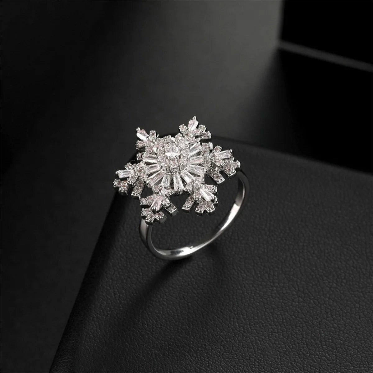 Fashion Luxury Crystal Snowflake Rings for Women Rotatable Anti Stress Anxiety Zircon Adjustable Ring Christmas Jewelry Gifts Qme yin resizable