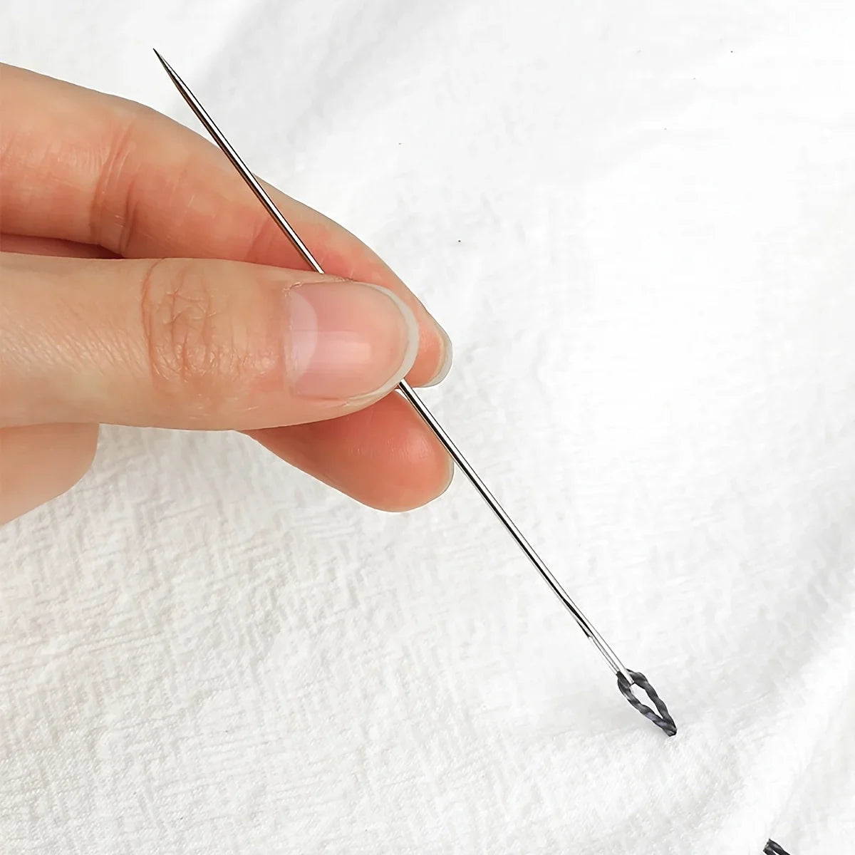 Large eye sewing needle, The large needle hole makes it easy to thread, suitable for fine embroidery and cross-stitch. Qme