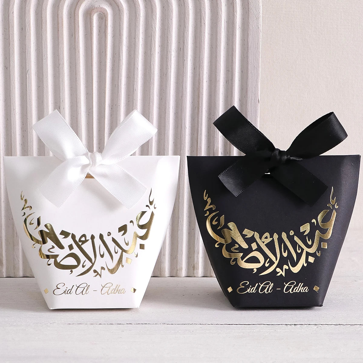 A Set of 10 Small and Exquisite Eid Candy Boxes, Featuring White, Black, and Green as the Main Colors, Adorned with Beautiful Golden Moon Patterns and Ribbons, Are the Perfect Choice for Celebrating the Eid Al-Adha Qme