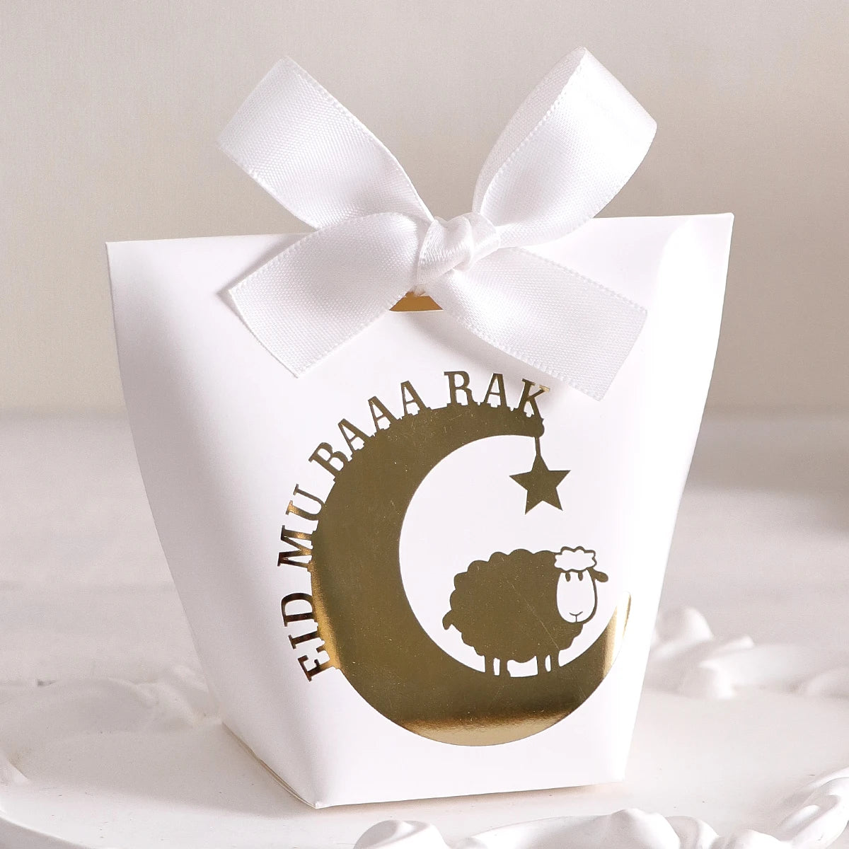 10 Elegant Black, White, and Green Eid Al-Adha Gift Boxes, Decorated with Creative Golden Crescent Lanterns and Lamb Motifs Perfect for Holding Candies, Chocolates, and Small Gifts. It Is a Celebration of the Eid Al-Adha. Qme White-White-10 Pcs Other Other
