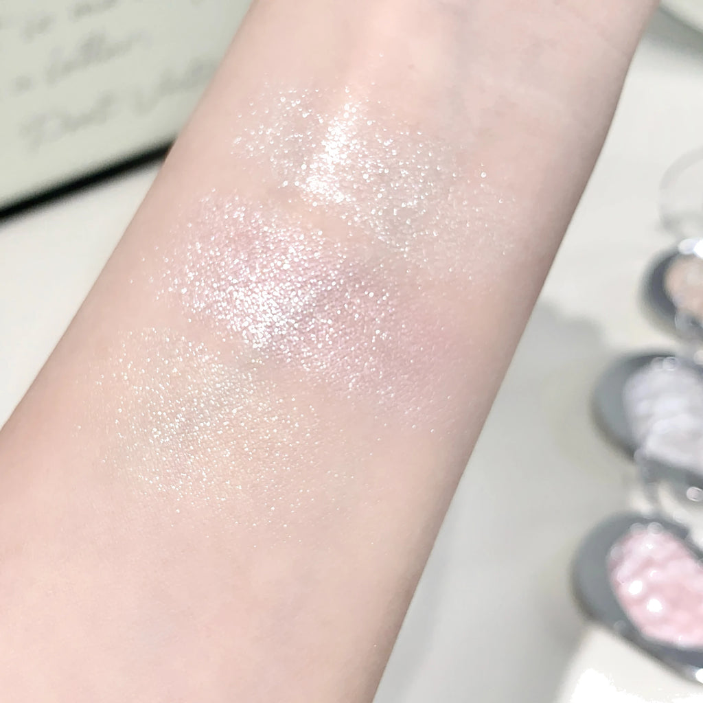 LEE INTO Highlighter Powder Pearlescent Finish Fine Shimmer Silky Qme