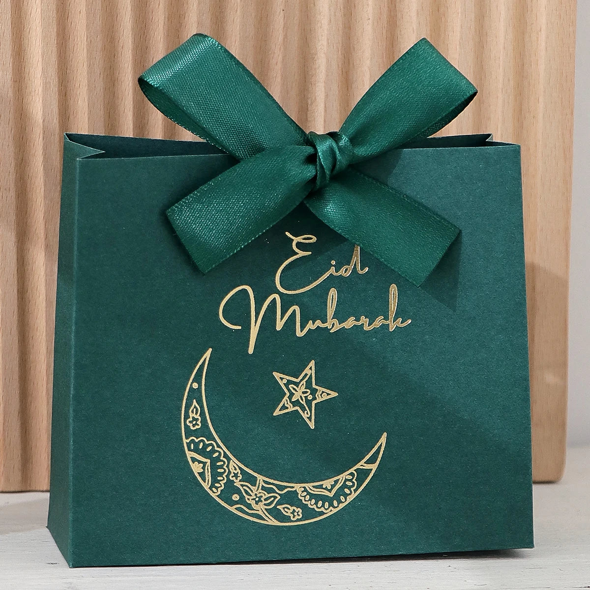 5 Exquisite and Compact Eid Gift Boxes, Available in Elegant Black, Luxurious Green, and Pure White, Decorated with Delicate Gold and Silver Star and Moon Patterns, and Adorned with Luxurious Gold and Silver Ribbons. These Gi Qme 5Pcs--Green 11.5X10X4.5Cm