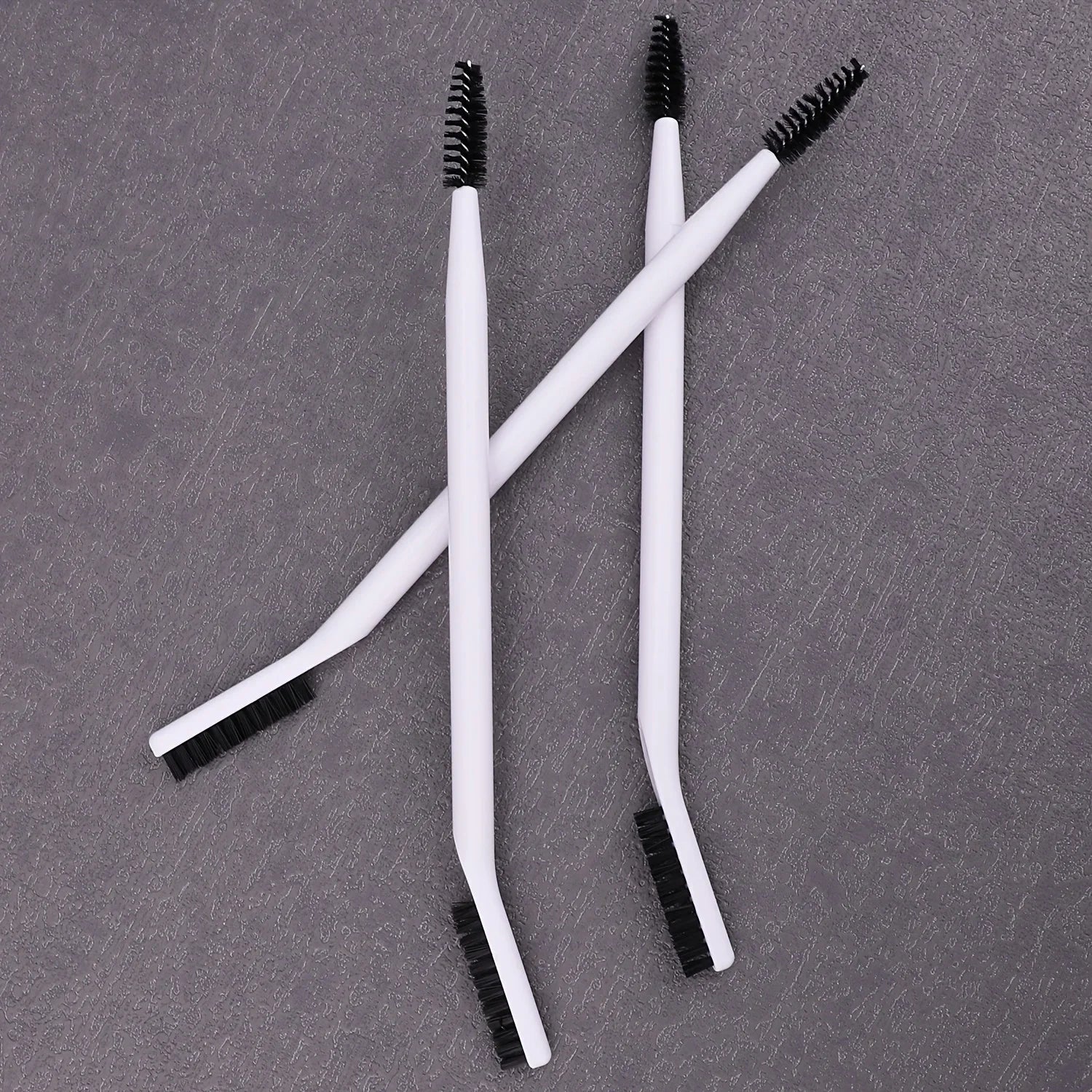 Double-ended eyelash curler combined with eyebrow brush, available in multiple colors, multi-functional makeup brush. Qme