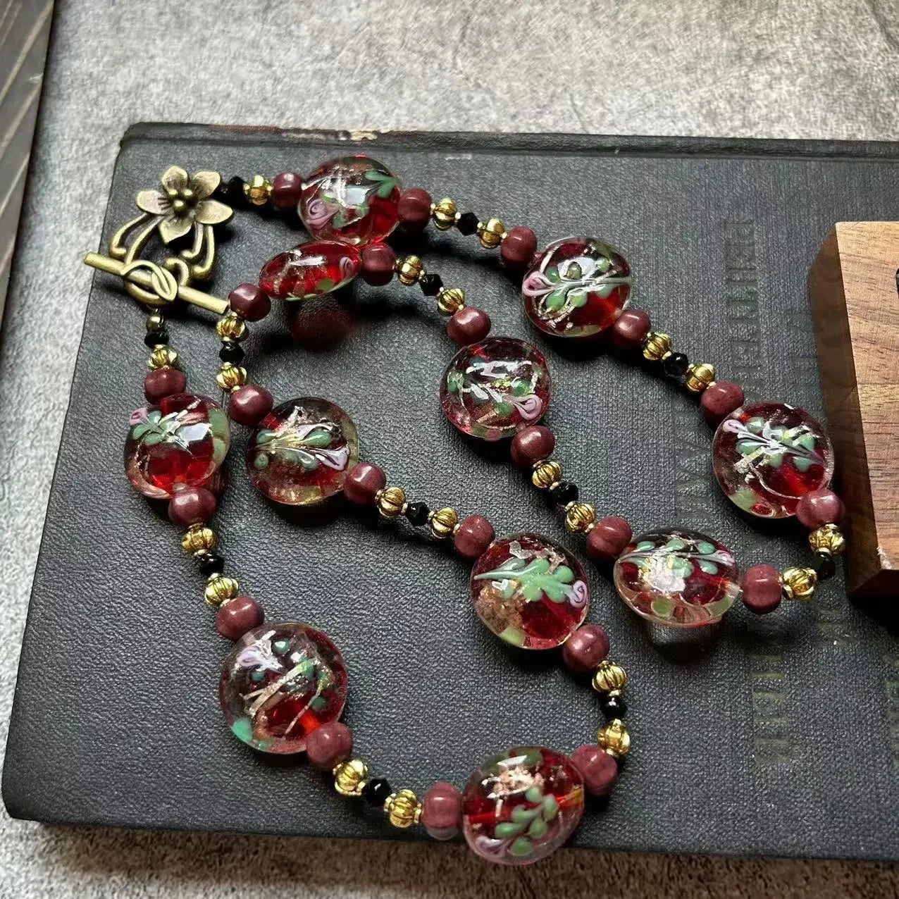 Vintage Flat Round Three-dimensional Red Green Flowers Glass Handmade Gold Foil Fashionable High-end Glass Bead Necklace Qme Necklace
