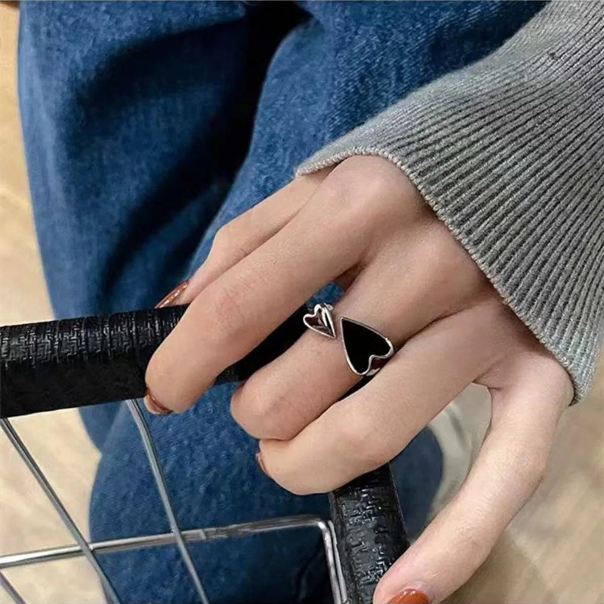 New Trendy Two-color Black Heart Rings for Women Minimalist Aesthetic Drop of Oil Open Rings Female Metal Punk Party Jewelry Qme