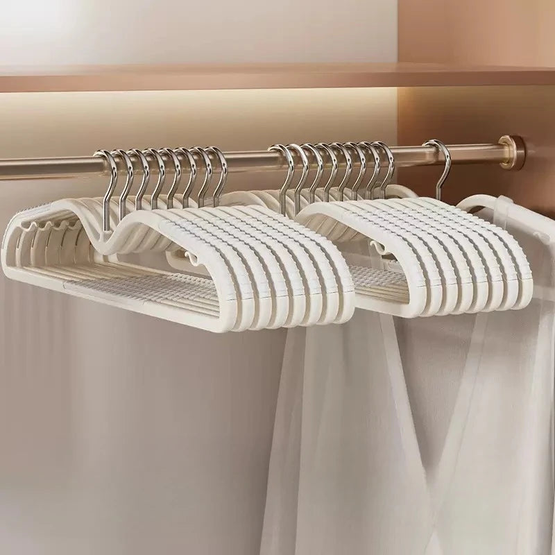Non-Slip Clothes Hangers - Plastic Anti-Slip Hangers with Shoulder Grooves Space Saving Qme