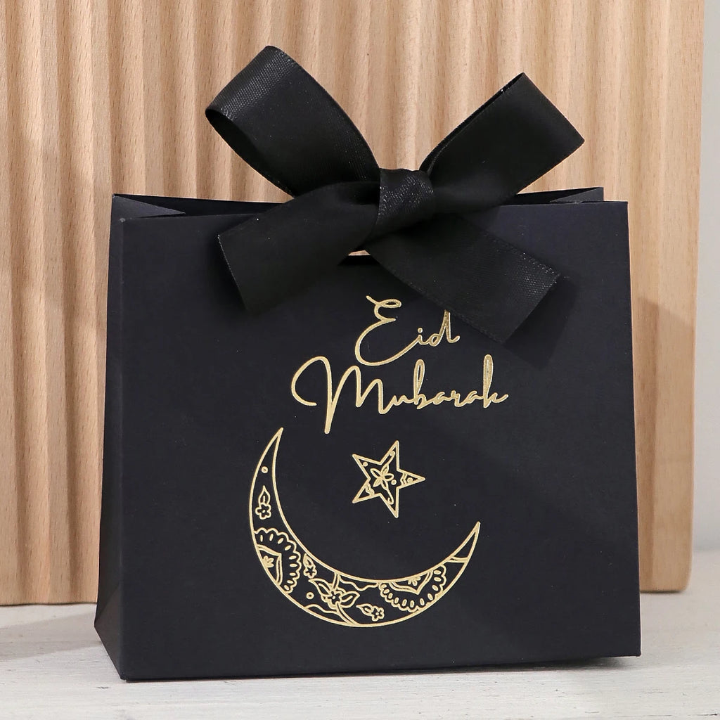 5 Exquisite and Compact Eid Gift Boxes, Available in Elegant Black, Luxurious Green, and Pure White, Decorated with Delicate Gold and Silver Star and Moon Patterns, and Adorned with Luxurious Gold and Silver Ribbons. These Gi Qme 5Pcs--Black- 11.5X10X4.5Cm
