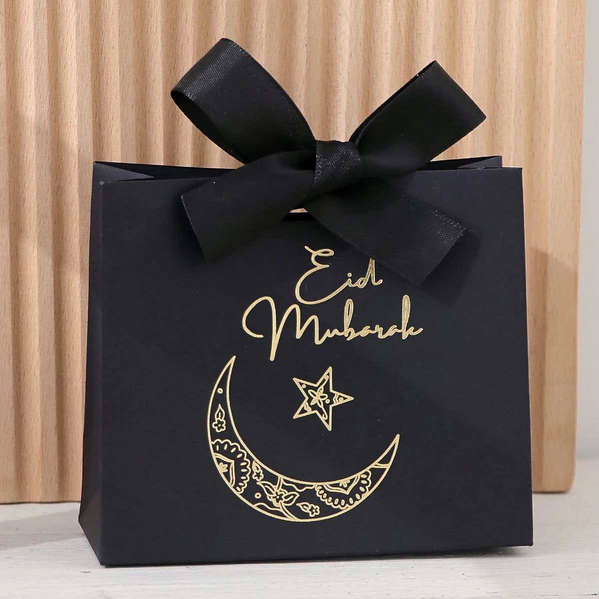 5 Exquisite and Compact Eid Gift Boxes, Available in Elegant Black, Luxurious Green, and Pure White, Decorated with Delicate Gold and Silver Star and Moon Patterns, and Adorned with Luxurious Gold and Silver Ribbons. These Gi Qme 5Pcs--Black- 11.5X10X4.5Cm