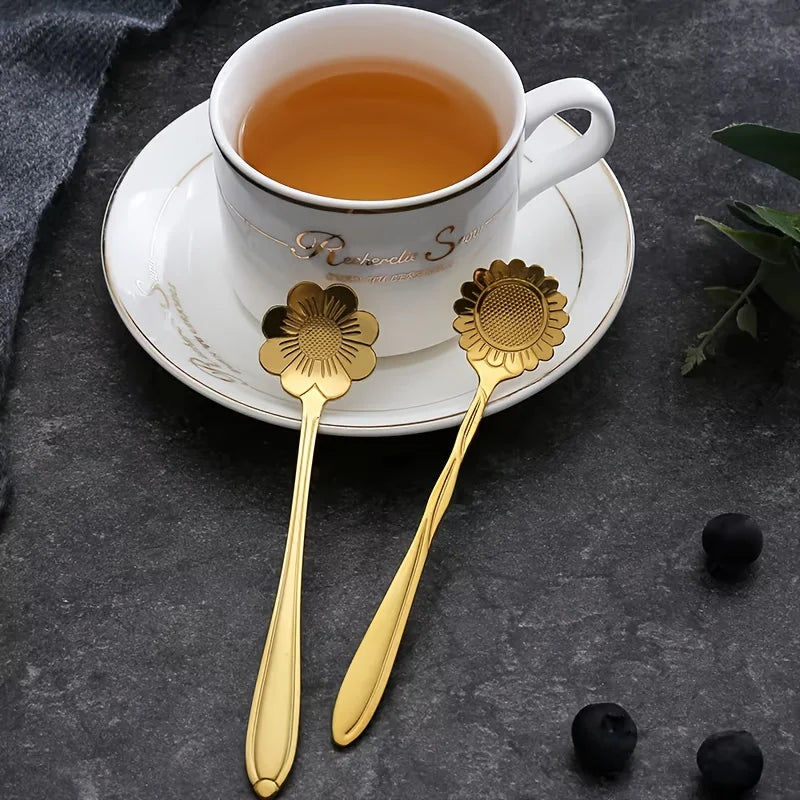 Set of 6 Random Style Stainless Steel Teaspoons Ideal for Desserts - Petite Coffee Spoons, Charming Dessert Spoons for Tea, Soup Qme