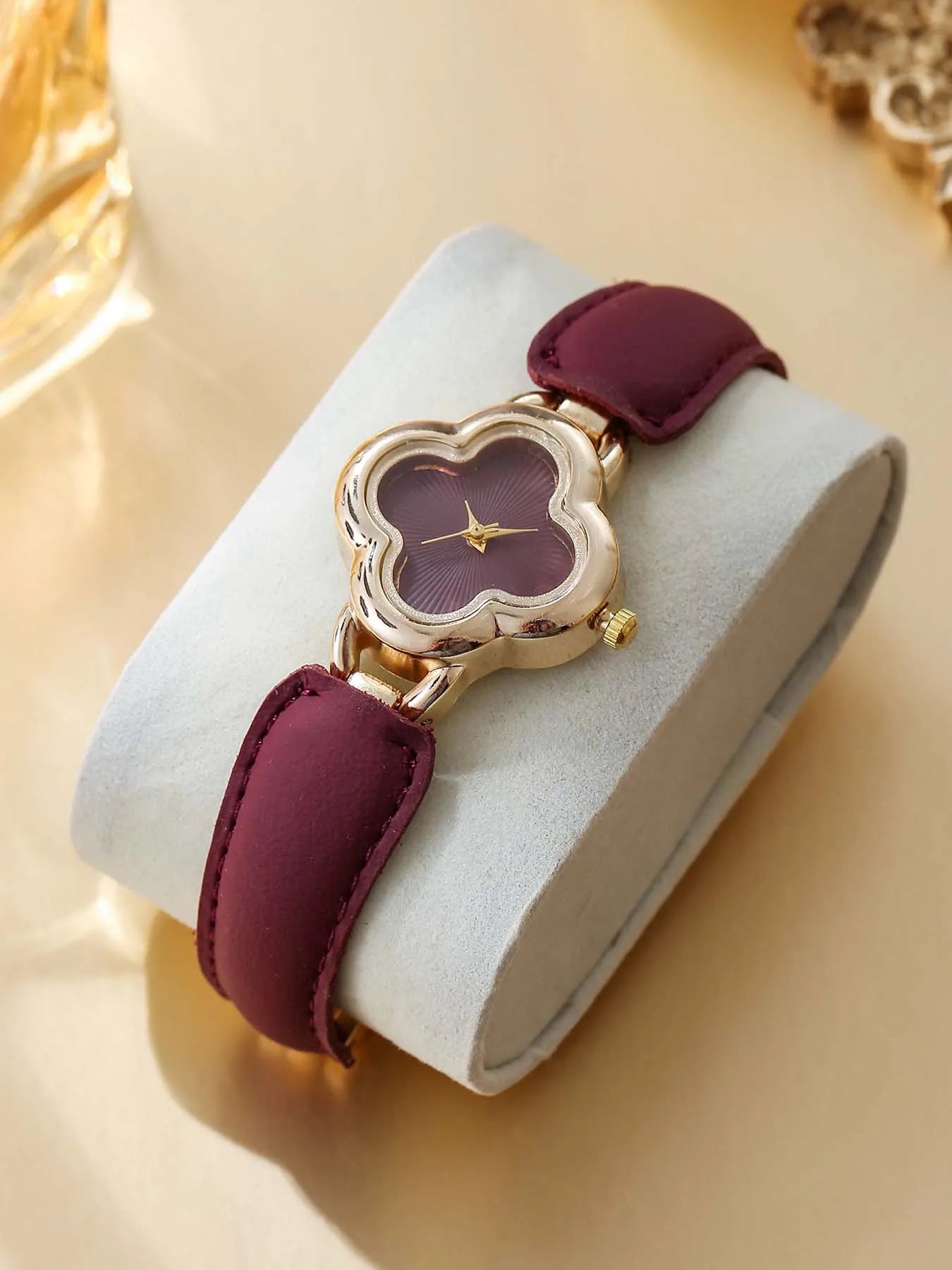 One piece set of creative four leaf clover French high-end temperament versatile Angola red retro style Qme Red No