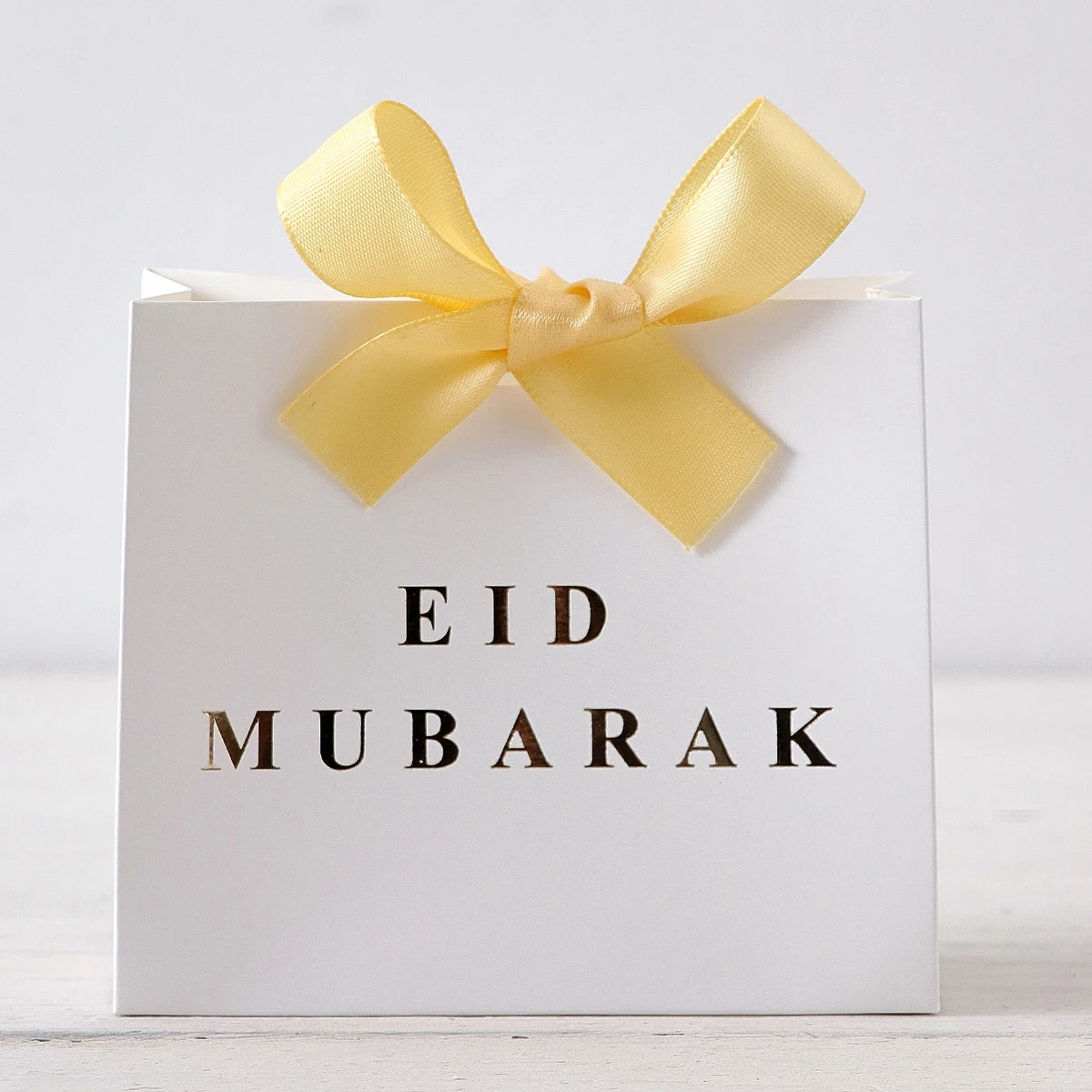 This 5-Piece Eid Gift Box Is Decorated with Ribbon Bows and Exquisite Paper Packaging, Perfect for Holiday Parties, and Can Hold Candies, Cookies, Jewelry, and More Multiple Styles Available (Black, Pink, White, Green, Red). Qme Zj-White-Yellow-5Pcs 11.5X10X4.5Cm