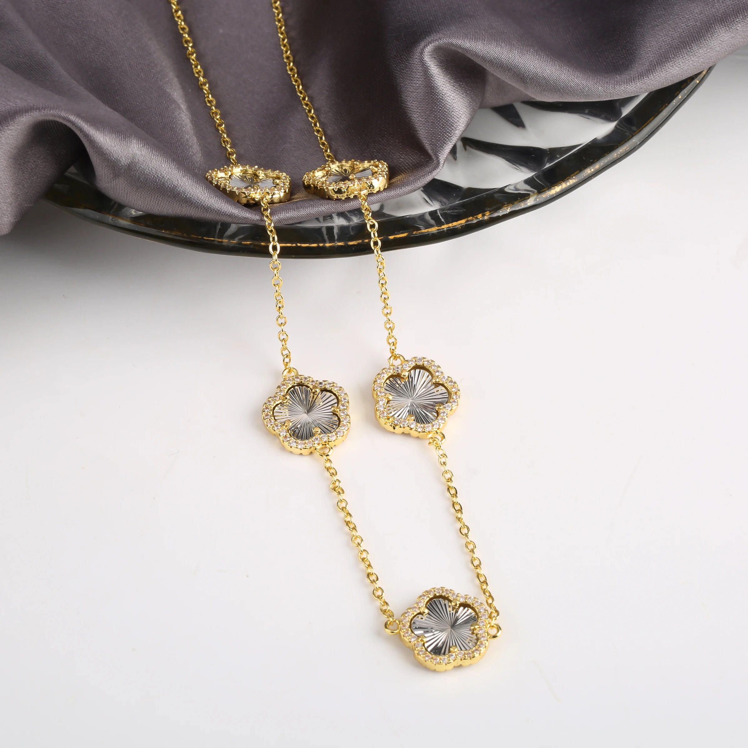 INS Hot Selling Women Five Leaf Clover Necklace Fashion Geometric Necklace Sweet Romantic Holiday Jewelry Gifts Wholesale Qme U
