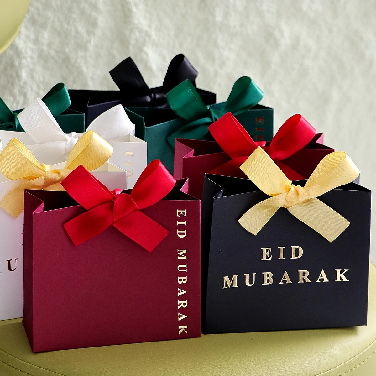 This 5-Piece Eid Gift Box Is Decorated with Ribbon Bows and Exquisite Paper Packaging, Perfect for Holiday Parties, and Can Hold Candies, Cookies, Jewelry, and More Multiple Styles Available (Black, Pink, White, Green, Red). Qme