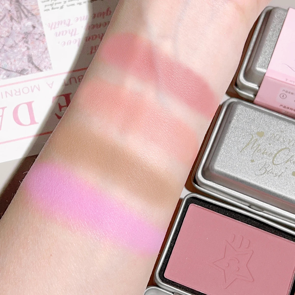 4 colors available iron box monochrome blush, peach color brightening skin tone matte blush plate, modify the outline color does Qme