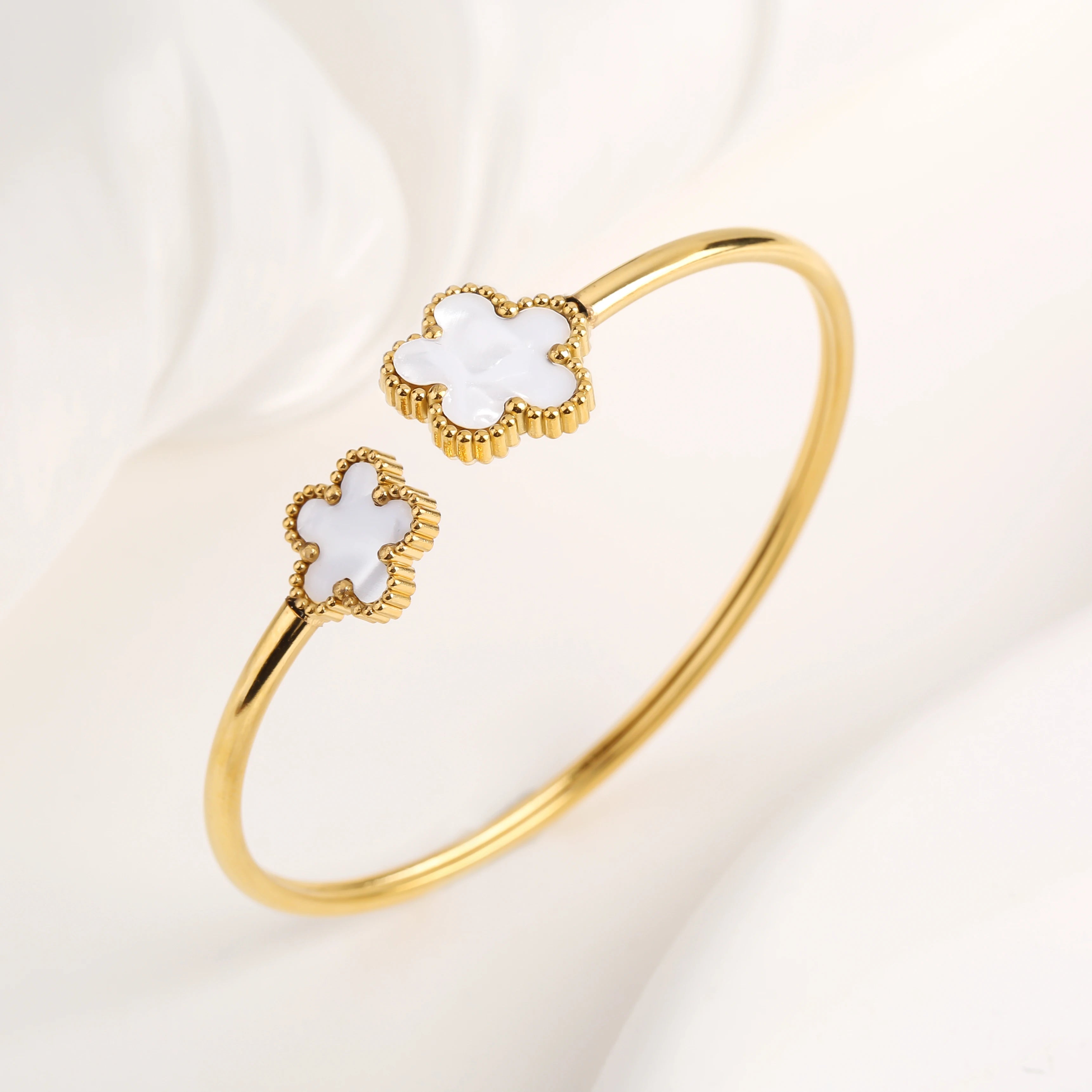 2pcs Gold Color Stainless Steel Five-Leaf Flower Bangle Simple For Woman Party Wedding Exquisite Wrist Jewelry Fine Clover Gift Qme 17