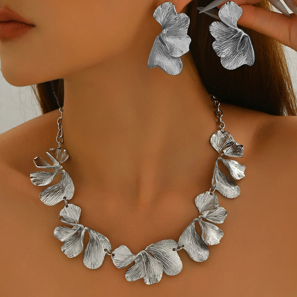 Fashion Niche Metal Necklace Exaggerated Irregular Folds High End Flower Design Earrings Set Women's Jewelry Qme Sliver