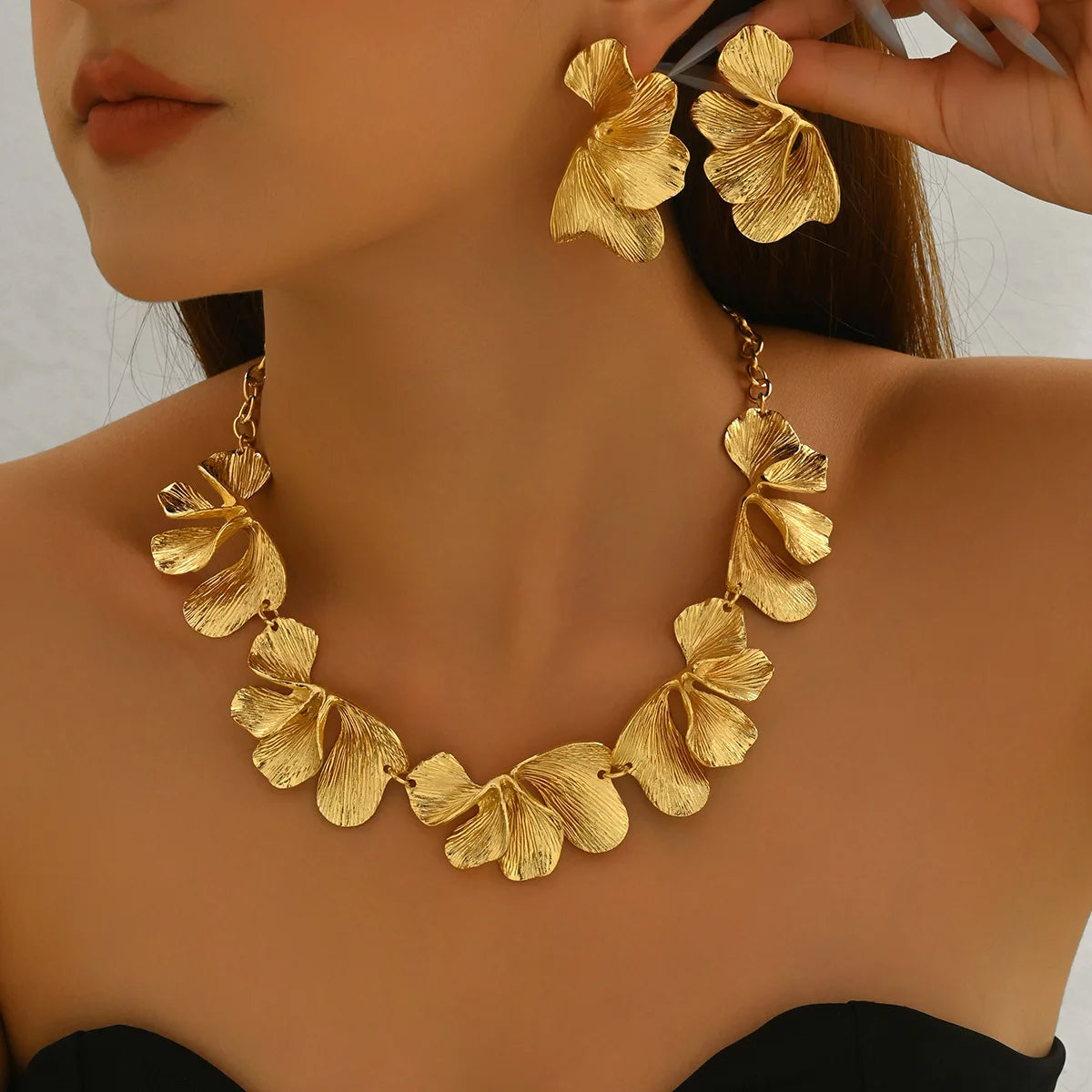Fashion Niche Metal Necklace Exaggerated Irregular Folds High End Flower Design Earrings Set Women's Jewelry Qme Gold