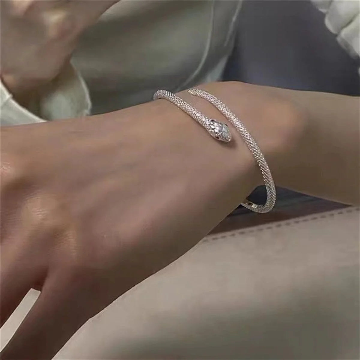 Hetian Jade Bell Bracelet Bangle Retro Palace Design Fashionable Women's Jewelry Antique daily accessories Qme