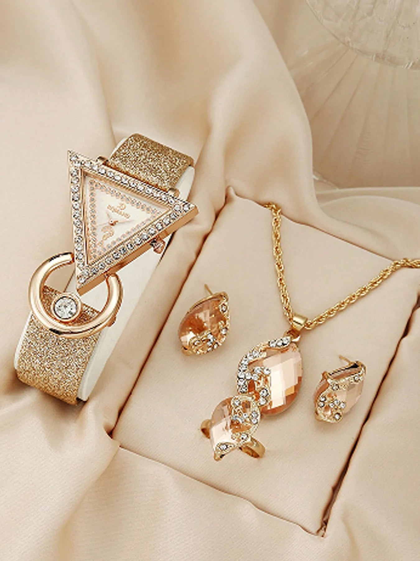 4PCS Set Woman Bracelet Watches Ladies New Fashion Triangle Crystal Leather Quartz Watch For Girls Gift Reloj Mujer Wristwatches Qme Rose