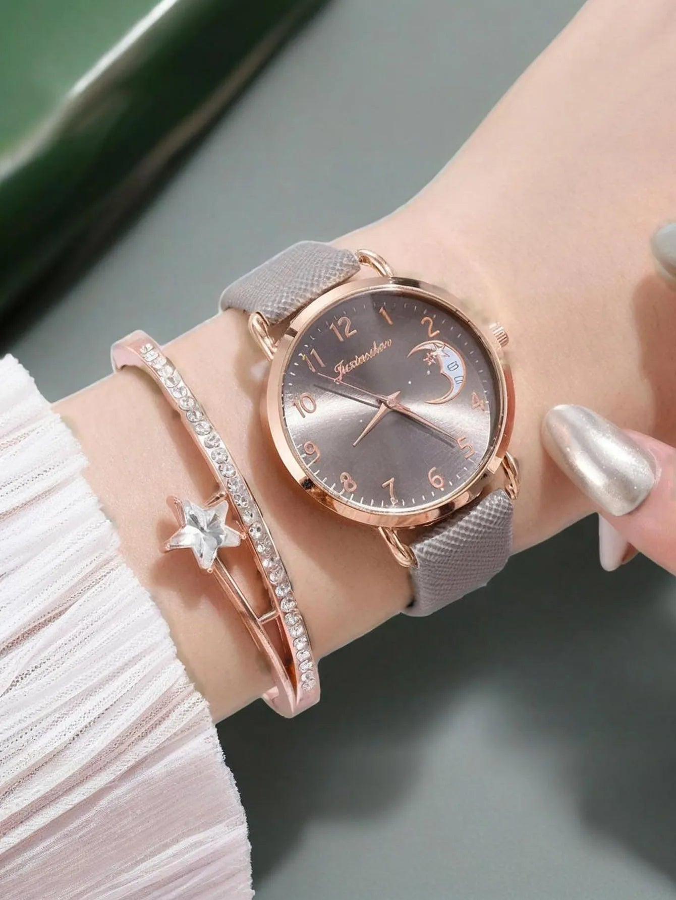2pcs/set New Women's Personalized Bracelet Set Moon Pattern Digital Dial 2pcs Fashion Quartz Women's Watch Qme Gray Suit